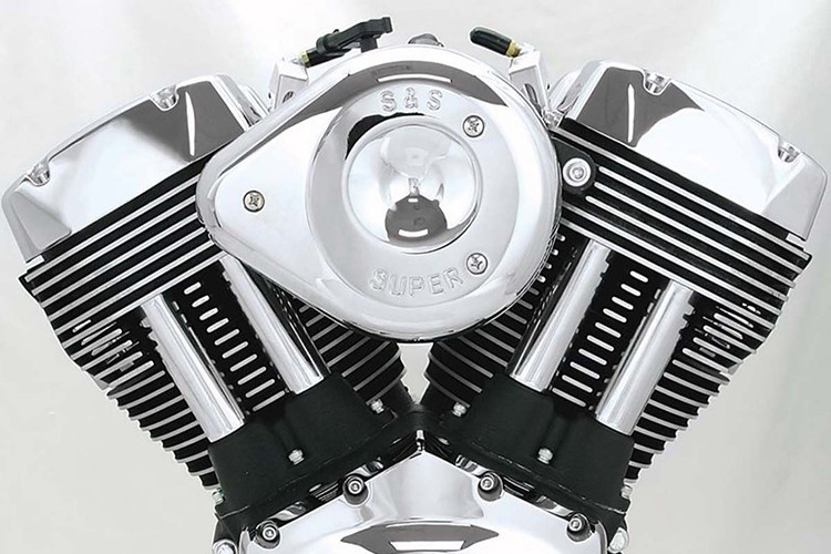 Ở phía trước xe, một bộ phuộc huyền thoại theo kiểu dáng "giò gà" với các tay đòn và phuộc trung tâm dày dặn đã được thêm vào. Thậm chí, phuộc của dàn đầu còn là dạng phuộc Racetech có khả năng tùy chỉnh hiện đại. Phía sau, chiếc xe được trang bị cho bộ gắp có thiết kế khá lạ thường và sở hữu chắn bùn kín kẽ những chưa thực sự đẹp mắt.