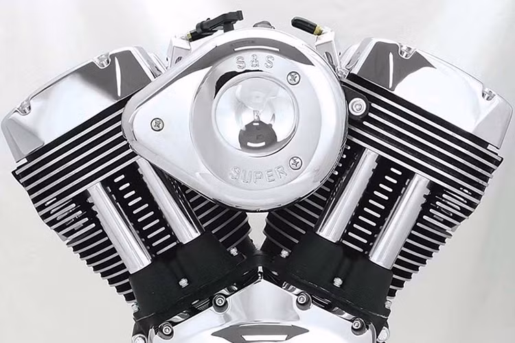 Ở phía trước xe, một bộ phuộc huyền thoại theo kiểu dáng "giò gà" với các tay đòn và phuộc trung tâm dày dặn đã được thêm vào. Thậm chí, phuộc của dàn đầu còn là dạng phuộc Racetech có khả năng tùy chỉnh hiện đại. Phía sau, chiếc xe được trang bị cho bộ gắp có thiết kế khá lạ thường và sở hữu chắn bùn kín kẽ những chưa thực sự đẹp mắt.