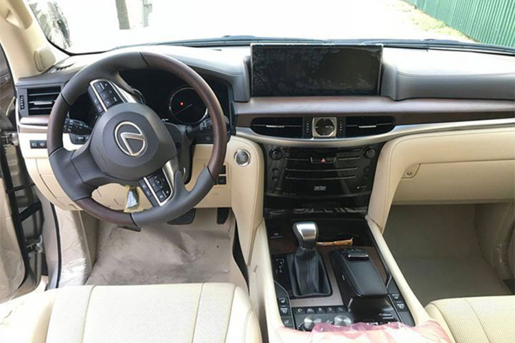 Bên trong, ngoài nội thất da cao cấp - bảng điều khiển trung tâm bố trí lại với các nút điều khiển liên quan tới chức năng lái bao gồm: lựa chọn chế độ lái, chức năng hỗ trợ vượt địa hình và tính năng kiểm soát ổn định thân xe được chia thành một khu vực điều khiển riêng, tách biệt.