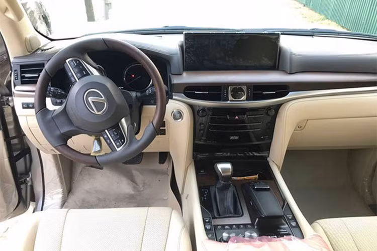 Bên trong, ngoài nội thất da cao cấp - bảng điều khiển trung tâm bố trí lại với các nút điều khiển liên quan tới chức năng lái bao gồm: lựa chọn chế độ lái, chức năng hỗ trợ vượt địa hình và tính năng kiểm soát ổn định thân xe được chia thành một khu vực điều khiển riêng, tách biệt.