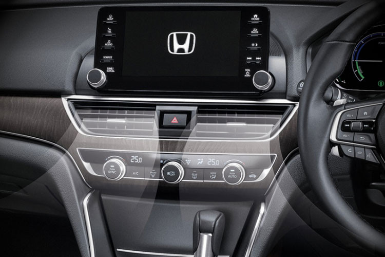 Theo thông tin ban đầu, Honda Accord e:PHEV 2023 ở thị trường Trung Quốc sẽ có những trang bị đáng chú ý như hệ thống kết nối thông minh Honda Connect, màn hình cảm ứng trung tâm 12,3 inc và, hệ thống âm thanh Bose 12 loa. Đặc biệt, xe còn có gói công nghệ an toàn chủ động Honda Sensing 360 mới nhất với camera 90 độ.