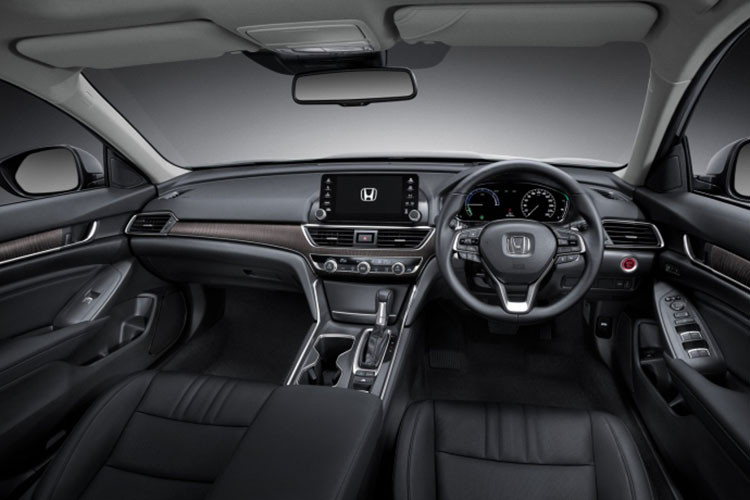 Ngoại trừ động cơ, Honda Accord e:PHEV 2023 không có gì khác biệt so với 2 phiên bản còn lại, bao gồm cả thiết kế và kích thước. Xe cũng sở hữu chiều dài 4.980 mm, chiều rộng 1.862 mm, chiều cao 1.449 mm và chiều dài cơ sở 2.830 mm.