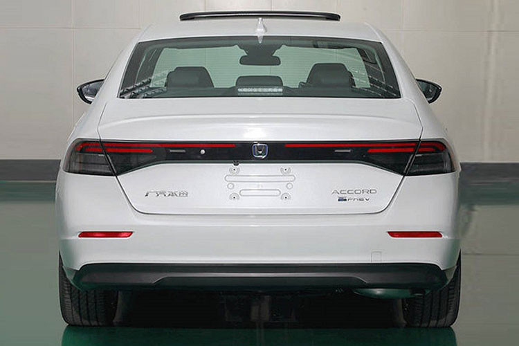 Trong thời gian tới, Honda Accord thế hệ mới sẽ có thêm một tùy chọn động cơ nữa, đó là hệ truyền động plug-in hybrid (e:PHEV). Mới đây, những hình ảnh cũng như thông tin đầu tiên của Honda Accord e:PHEV 2023 mới đã bất ngờ xuất hiện trên trang web của Bộ Công nghiệp và Công nghệ Thông tin Trung Quốc.