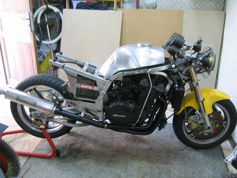 Siêu môtô của Lamborghini sở hữu khối động cơ 4 xy-lanh thẳng hàng của Kawasaki, dung tích 1.000 cc cho công suất 130 mã lực. Nhờ có sức mạnh này cùng với thân vỏ làm bằng vật liệu nhẹ, chiếc Design 90 nặng 170 kg có thể đạt vận tốc tối đa 258 km/h. 