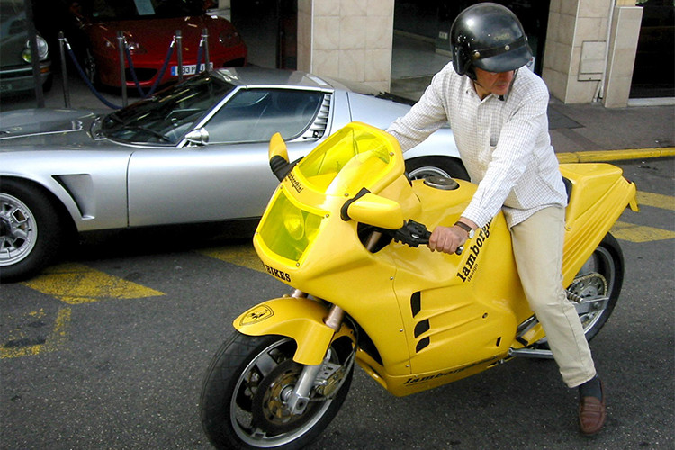 Chiếc siêu môtô Lamborghini Design 90 chính thức đi vào sản xuất vào năm 1986 khi mang trong mình ý tưởng của người Thụy Sĩ, thiết kế của người Italy, động cơ của người Pháp và linh kiện đến từ Nhật Bản.