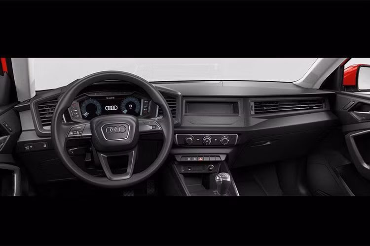 May mắn là khóa cửa điện và kính chỉnh điện là trang bị tiêu chuẩn nên không bị cắt mất. Nội thất Audi A1 mặc dù khá ít ỏi nhưng vẫn đem đến sự trẻ trung và linh động. Các khe gió lớn, sự kết hợp màu sắc trang trí, màu và họa tiết ghế tạo nên sự mới mẻ cho xe.