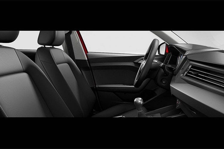 Phiên bản thấp nhất của xe sang giá rẻ Audi A1 thiếu vắng khá nhiều trang bị. Đáng kể nhất là xe không có radio. Dàn nhựa trên xe thuần một màu đen và chất liệu cũng không quá cao cấp. Điều này khiến cho nội thất khá buồn tẻ và... theo nhiều người thì nó không giống xe sang.