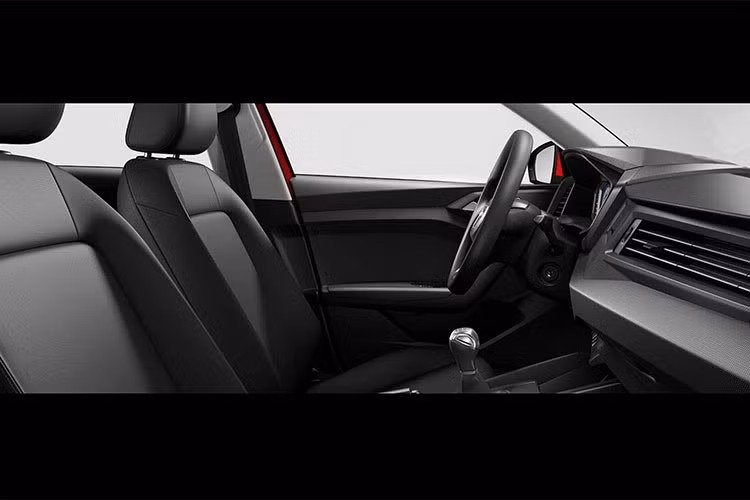 Phiên bản thấp nhất của xe sang giá rẻ Audi A1 thiếu vắng khá nhiều trang bị. Đáng kể nhất là xe không có radio. Dàn nhựa trên xe thuần một màu đen và chất liệu cũng không quá cao cấp. Điều này khiến cho nội thất khá buồn tẻ và... theo nhiều người thì nó không giống xe sang.