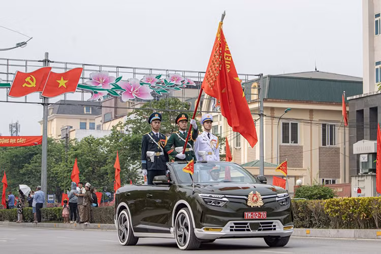 Trước đó, những chiếc xe SUV điện Vinfas VF8 mui trần này cũng đã xuất hiện tại Lễ kỷ niệm 50 năm ngày truyền thống Lực lượng Cảnh sát Cơ động tại Hà Nội. 