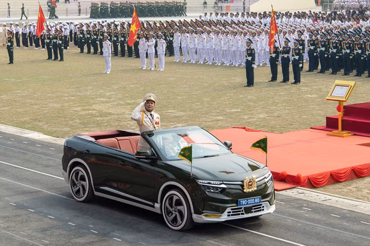 Hai chiếc tiếp theo xuất hiện là xe chỉ huy chở Thiếu tướng Lê Văn Hà, Phó Tư lệnh Cảnh sát cơ động và xe tổ cờ truyền thống của lực lượng Công an nhân dân Việt Nam.