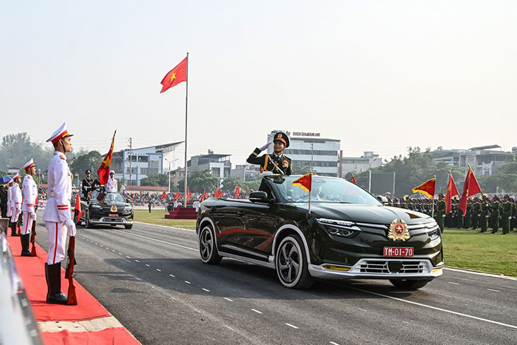 Ngoài ra, bộ ứng dụng tiện ích và giải trí thông minh (Smart Services) với các tính năng điều khiển và tương tác với xe thông qua giọng nói; quản lý xe từ xa qua ứng dụng VinFast; mua sắm trực tuyến, chơi trò chơi điện tử trên màn hình xe đồng bộ với điện thoại… cũng mang đến trải nghiệm đẳng cấp, ấn tượng cho người dùng.