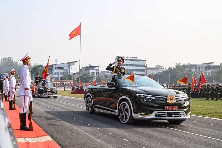 Ngoài ra, bộ ứng dụng tiện ích và giải trí thông minh (Smart Services) với các tính năng điều khiển và tương tác với xe thông qua giọng nói; quản lý xe từ xa qua ứng dụng VinFast; mua sắm trực tuyến, chơi trò chơi điện tử trên màn hình xe đồng bộ với điện thoại… cũng mang đến trải nghiệm đẳng cấp, ấn tượng cho người dùng.