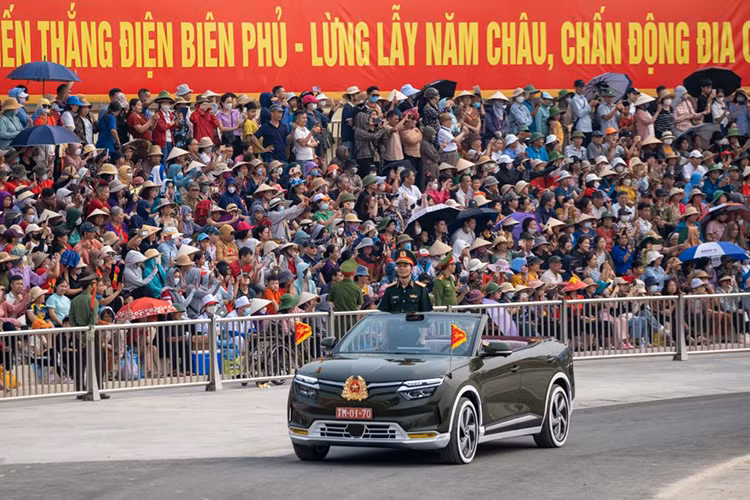 Hai chiếc SUV điện VF8 mui trần đầu tiên xuất hiện là xe chỉ huy, xe tổ Quân kỳ toàn quân do Trung tướng Nguyễn Trọng Bình, Phó Tổng Tham mưu trưởng Quân đội nhân dân Việt Nam chỉ huy, dẫn đầu.