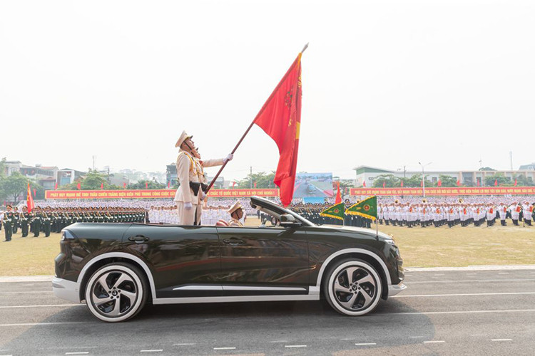 Cụ thể, trong buổi lễ kỷ niệm trọng đại này của đất nước những chiếc xe SUV điện VinFast VF8 mui trần đặc biệt đã vinh dự được sử dụng làm xe chỉ huy, dẫn đầu đoàn diễu hành của khối các lực lượng vũ trang. 