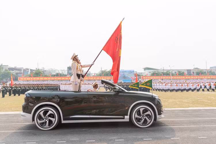 Cụ thể, trong buổi lễ kỷ niệm trọng đại này của đất nước những chiếc xe SUV điện VinFast VF8 mui trần đặc biệt đã vinh dự được sử dụng làm xe chỉ huy, dẫn đầu đoàn diễu hành của khối các lực lượng vũ trang. 