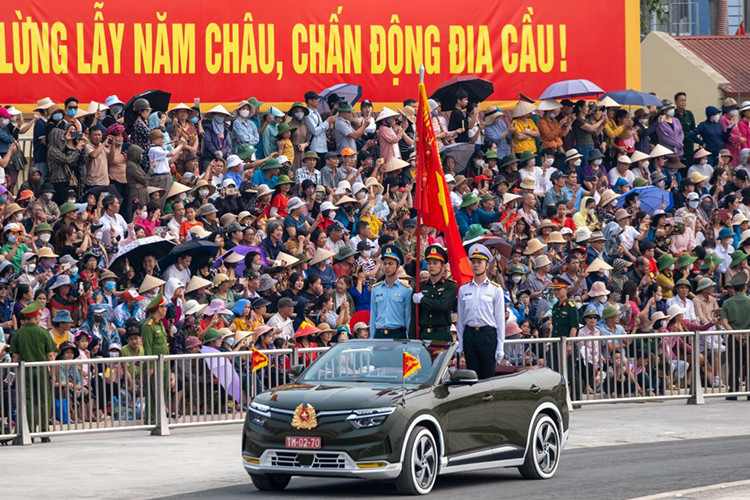 Các khe hở ở thân vỏ xuất hiện sau đó đã được gia cường bằng lớp foam đặc biệt để tăng độ ổn định và khả năng liên kết với các tấm ốp cột trụ. Gầm bệ được bổ sung hệ xương gia cường cho mặt sàn phẳng và phủ thêm lớp chống thấm, chống rỉ đặc biệt. 