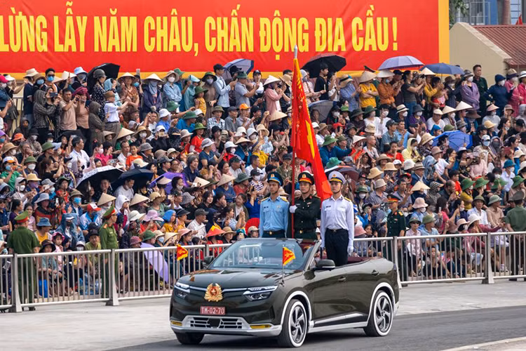 Các khe hở ở thân vỏ xuất hiện sau đó đã được gia cường bằng lớp foam đặc biệt để tăng độ ổn định và khả năng liên kết với các tấm ốp cột trụ. Gầm bệ được bổ sung hệ xương gia cường cho mặt sàn phẳng và phủ thêm lớp chống thấm, chống rỉ đặc biệt. 