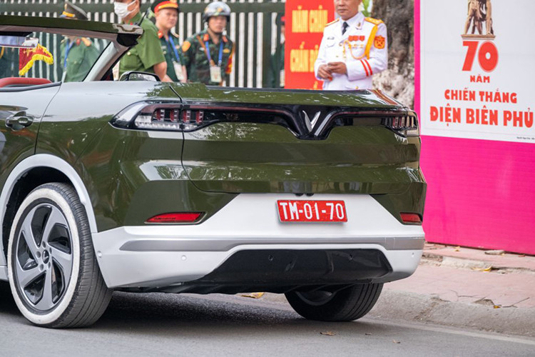 Những chiếc xe VinFast VF8 mui trần dẫn đoàn đặc biệt này là thành quả của gần 300 giờ làm việc không ngừng nghỉ của hơn 100 kỹ sư, kỹ thuật viên lành nghề của VinFast, với sự phối hợp chặt chẽ của các cơ quan chức năng Bộ Quốc Phòng và Bộ Công An.