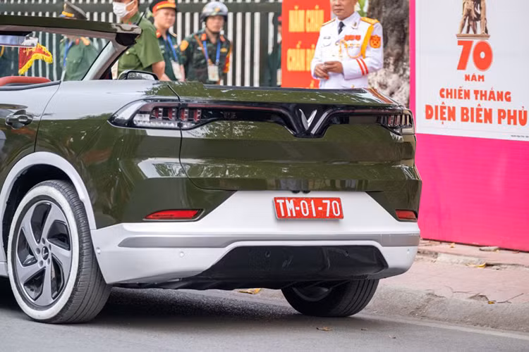 Những chiếc xe VinFast VF8 mui trần dẫn đoàn đặc biệt này là thành quả của gần 300 giờ làm việc không ngừng nghỉ của hơn 100 kỹ sư, kỹ thuật viên lành nghề của VinFast, với sự phối hợp chặt chẽ của các cơ quan chức năng Bộ Quốc Phòng và Bộ Công An.