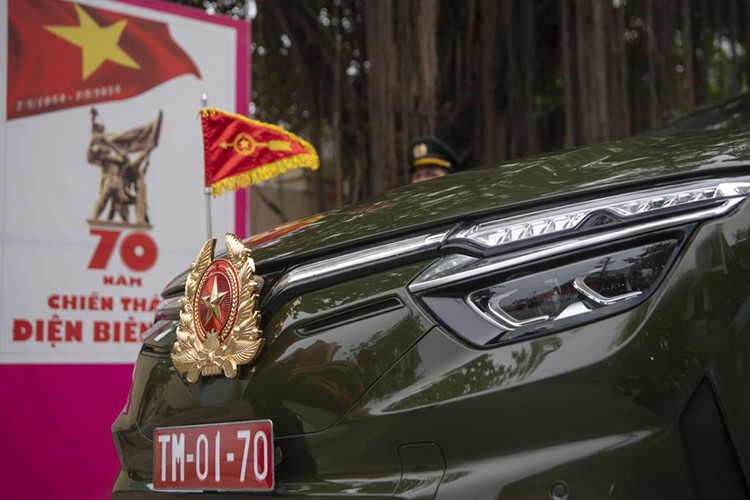 VinFast VF8 mui trần có màu sơn ngoại thất xanh đặc trưng của quân đội, cùng với nội thất màu đỏ, được gắn Quân hiệu của Quân đội nhân dân Việt Nam. Xe cũng đã được thay đổi toàn bộ kết cấu trụ B, C, D, cũng như phần liên kết giữa mui xe với trụ A.