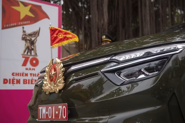 VinFast VF8 mui trần có màu sơn ngoại thất xanh đặc trưng của quân đội, cùng với nội thất màu đỏ, được gắn Quân hiệu của Quân đội nhân dân Việt Nam. Xe cũng đã được thay đổi toàn bộ kết cấu trụ B, C, D, cũng như phần liên kết giữa mui xe với trụ A.