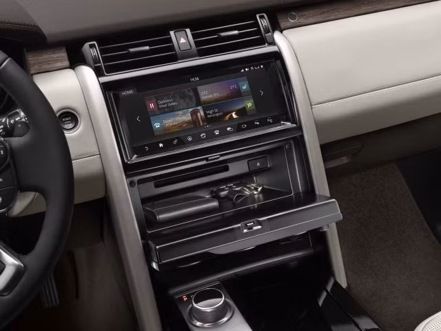 Các nâng cấp mới đều liên quan đến các công nghệ hỗ trợ người lái của Discovery, quan trọng nhất là phanh tự động khẩn cấp tiêu chuẩn có khả năng phát hiện người đi bộ mà trước đây hãng chỉ đưa ra như một tùy chọn cho người mua. Chỉ sử dụng một camera, phanh tự động có khả năng hoạt động với tốc độ xe 5-80 km/h.