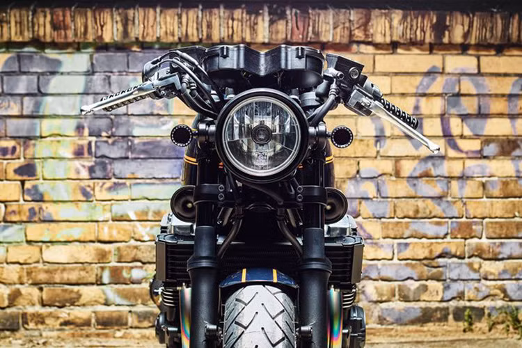 Phần đầu xe không có gì nổi bật, nhưng nếu nhìn kỹ bạn sẽ thấy nó vẫn giữ được nét hoang sơ khó tìm ở những mẫu xe độ khác.