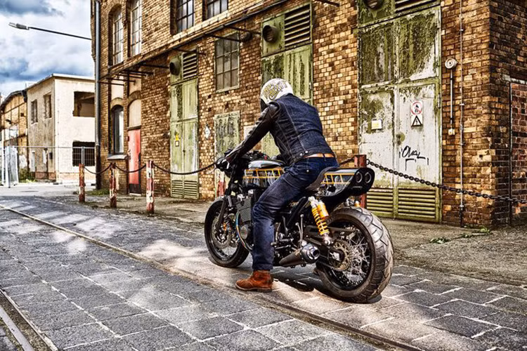 Sự kết hợp màu sắc của xe mang đến vẻ đẹp hoàn hảo, dù nhìn từ phía trước ra sau, trái qua phải, bạn vẫn thấy được một cỗ máy mạnh mẽ đến hoàn hảo.