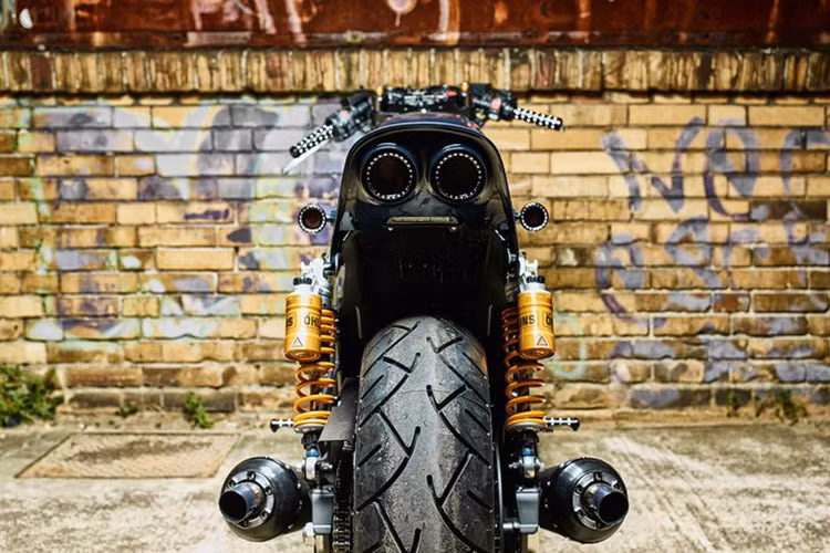 Đèn xi nhan độ được tách rời, đèn hậu LED được chia đôi tách biệt. Bộ gảm sóc sau được trang bị mới với thụt dầu sơn vàng. Hai ống xả thép được làm thủ công cho tiếng nổ đầy uy lực.