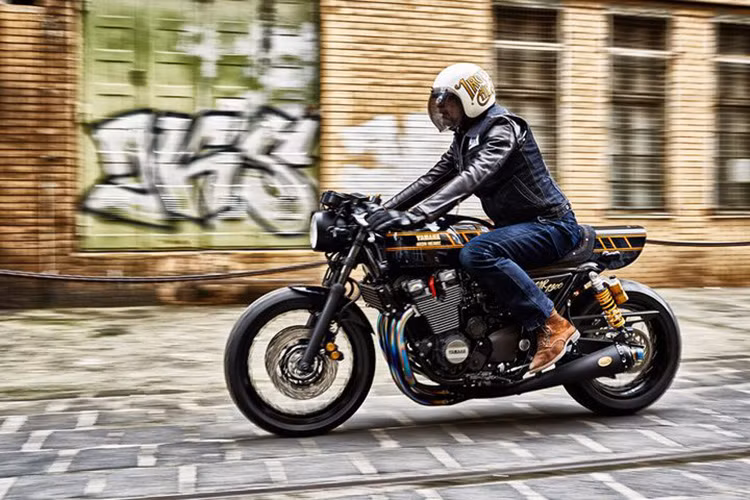 Xe sở hữu hộp số 6 cấp và được hãng độ Iron Heart giữ nguyên khối động cơ 4 xi lanh 1.251cc mạnh mẽ.