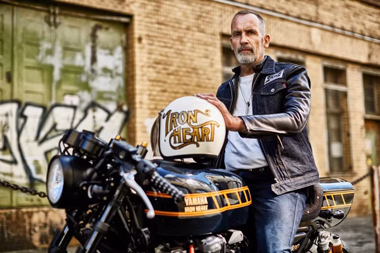 Đại diện hãng độ Iron Heart cùng chiếc Yamaha XJR1300 Cafe Racer – Iron Heart với mũ bảo hiểm và phụ kiện "ton sur ton".