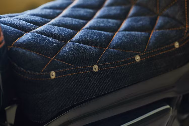 Bạn sẽ khá ngạc nhiên khi chiếc yên xe được làm thủ công này lại làm bằng vải bò, khác hẳn hoàn toàn những laoij yên bằng da khác.