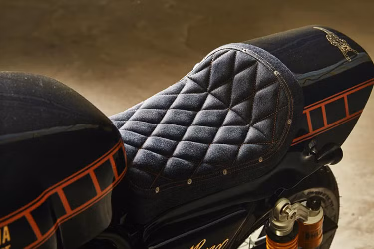Yên xe được thiết kế solo với ốp đuôi đúng chất Cafe Racer.