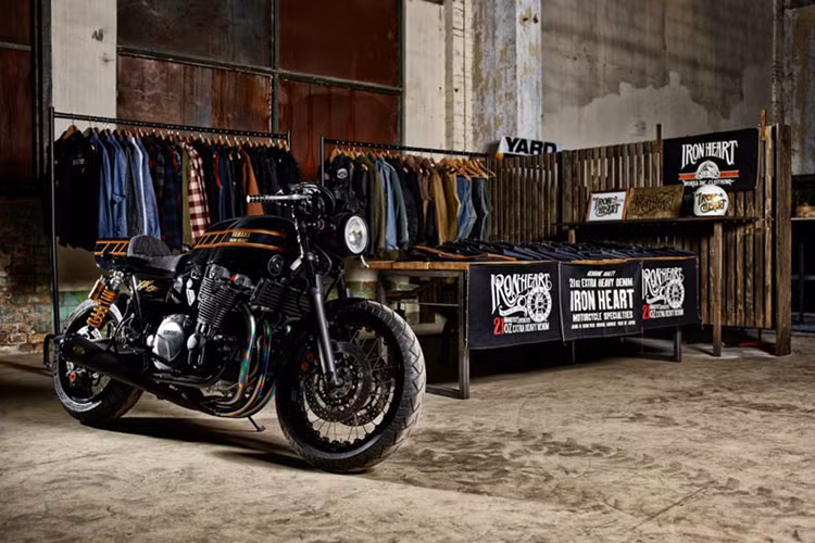 Chiếc Yamaha XJR1300 Cafe Racer là một sản phẩm của xưởng độ Iron Heart, họ đã làm một công việc tuyệt vời với Yamaha và cũng để kỷ niệm 20 năm ra mắt thương hiệu XJR.