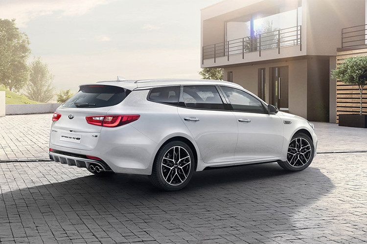 Optima 2019 bán ra châu Âu sở hữu thiết kế lưới tản nhiệt thể thao hơn so với kiểu nan dọc của mẫu xe anh em K5 tại Hàn Quốc, dù vẫn có nét sang trọng nhờ được mạ viền crôm. Ngoài khác biệt nhỏ này, mẫu xe này cũng có cản trước và sau mới có thiết kế hầm hố hơn.