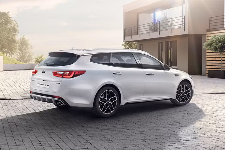 Optima 2019 bán ra châu Âu sở hữu thiết kế lưới tản nhiệt thể thao hơn so với kiểu nan dọc của mẫu xe anh em K5 tại Hàn Quốc, dù vẫn có nét sang trọng nhờ được mạ viền crôm. Ngoài khác biệt nhỏ này, mẫu xe này cũng có cản trước và sau mới có thiết kế hầm hố hơn.