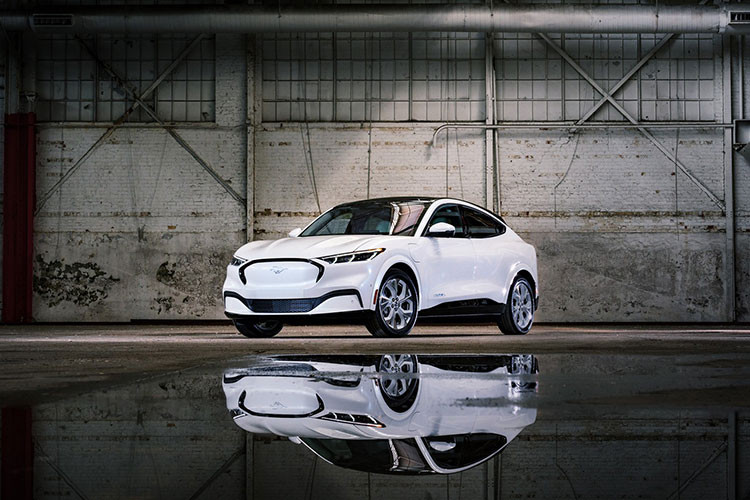 Mới đây, cơ sở nghiên cứu Consumer Reports (CR) của Mỹ công bố danh sách Top Picks hàng năm, trong đó trao giải thưởng cho những chiếc xe du lịch, bán tải, và SUV tốt nhất trong tổng cộng 10 hạng mục. Trong khi Tesla tiếp tục thống trị phân khúc xe điện, và Tesla Model 3 đã là "EV Top Pick" của CR trong 2 năm liên tiếp, Ford Mustang Mach-E 2022 mới đã giành được điểm số cao hơn và giành chiến thắng trong năm nay.