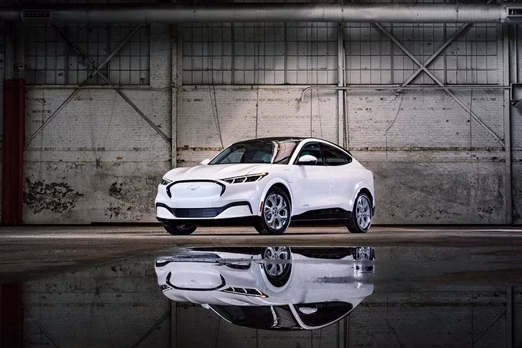 Mới đây, cơ sở nghiên cứu Consumer Reports (CR) của Mỹ công bố danh sách Top Picks hàng năm, trong đó trao giải thưởng cho những chiếc xe du lịch, bán tải, và SUV tốt nhất trong tổng cộng 10 hạng mục. Trong khi Tesla tiếp tục thống trị phân khúc xe điện, và Tesla Model 3 đã là "EV Top Pick" của CR trong 2 năm liên tiếp, Ford Mustang Mach-E 2022 mới đã giành được điểm số cao hơn và giành chiến thắng trong năm nay.