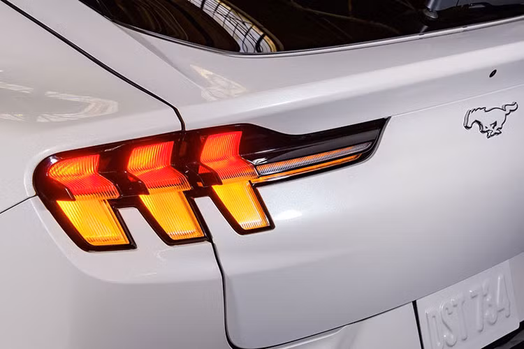 Consumer Reports cho biết: “Mẫu crossover Mach-E được bao bọc bởi di sản Mustang và được xử lý với các chi tiết gắn liền với nhà sản xuất ô tô có tuổi đời hàng thế kỷ. Chúng tôi đã chú ý ngay lập tức, và những người mua xe cũng vậy. Kết quả là Mustang Mach-E chạy điện đã thổi bay Tesla khỏi danh sách 10 Top Picks năm nay.”