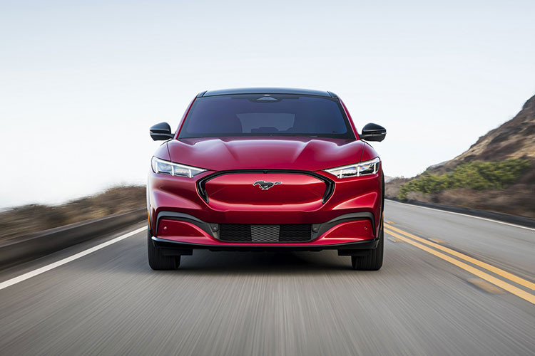 Cuối cùng, như CR đã hứa vào năm ngoái, họ đã bổ sung một thành phần mới vào hệ thống tính điểm cho các giải thưởng của mình. Các mẫu xe nhận được thêm hai điểm khi có hệ thống hỗ trợ người lái tân tiến với "hệ thống giám sát lái xe thích hợp." Mach-E đã nhận thêm điểm ở phần này, và CR đã từng nói rõ là họ không ấn tượng với công nghệ giám sát lái xe của Tesla.