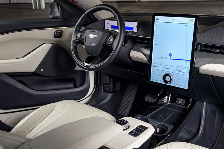 Theo CR, điểm tổng thể của một chiếc xe được dựa trên sự kết hợp của các điểm số từ bài thử nghiệm trên đường, độ tin cậy được dự đoán, sự hài lòng của chủ sở hữu, và độ an toàn. Họ chỉ ra rằng Tesla Model Y thực tế mới là đối thủ cạnh tranh trực tiếp với Mustang Mach-E hơn là Model 3.