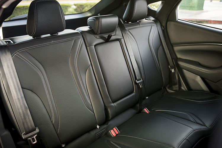 CR nói rằng chủ sở hữu Model Y đã báo cáo các vấn đề về nước sơn, hệ thống điều hòa, chất lượng lắp ráp, và hơn thế nữa. Trong khi đó, Tesla Model 3 cũng chỉ đạt điểm tin cậy dự đoán trung bình. Vì độ tin cậy là một thành phần quan trọng trong điểm tổng thể của CR, điểm số trung bình của Model 3 đã chịu ảnh hưởng tiêu cực.