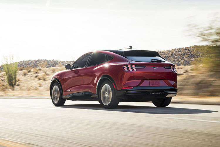 Nghiên cứu của CR tiếp tục nói rằng Mach-E cũng rất thể thao, cho dù nó có tính thực dụng hơn Model 3, và được cho là chiếc xe lái hàng ngày tốt hơn. CR cho biết thêm là mẫu Mustang chạy điện mang lại trải nghiệm lái mượt mà hơn Model 3 hoặc Model Y của Tesla, và nó còn yên tĩnh hơn. Chưa hết, CR cũng tin rằng hệ thống thông tin giải trí của Mach-E có tính trực quan và logic hơn của Tesla.