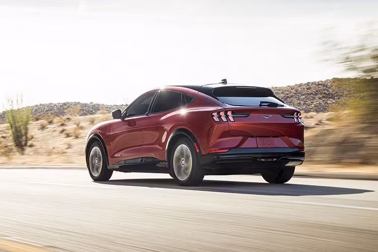 Nghiên cứu của CR tiếp tục nói rằng Mach-E cũng rất thể thao, cho dù nó có tính thực dụng hơn Model 3, và được cho là chiếc xe lái hàng ngày tốt hơn. CR cho biết thêm là mẫu Mustang chạy điện mang lại trải nghiệm lái mượt mà hơn Model 3 hoặc Model Y của Tesla, và nó còn yên tĩnh hơn. Chưa hết, CR cũng tin rằng hệ thống thông tin giải trí của Mach-E có tính trực quan và logic hơn của Tesla.