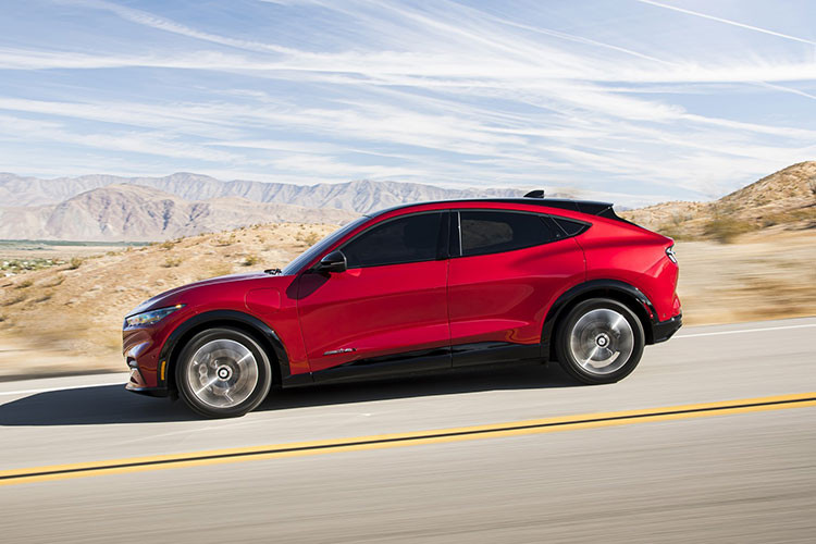 Tuy nhiên, CR vẫn gọi Model 3 là một "sự lựa chọn tuyệt vời", và thậm chí còn đề xuất nó cho người mua. CR nhấn mạnh rằng phạm vi hoạt động, mạng lưới trạm sạc "ấn tượng", và các tính năng công nghệ là những lý do khiến Model 3 tỏa sáng. Bên cạnh đó, Consumer Reports cũng lưu ý rằng Model 3 mang đến "trải nghiệm lái gần với một chiếc xe thể thao hiệu suất cao hơn là một chiếc sedan."