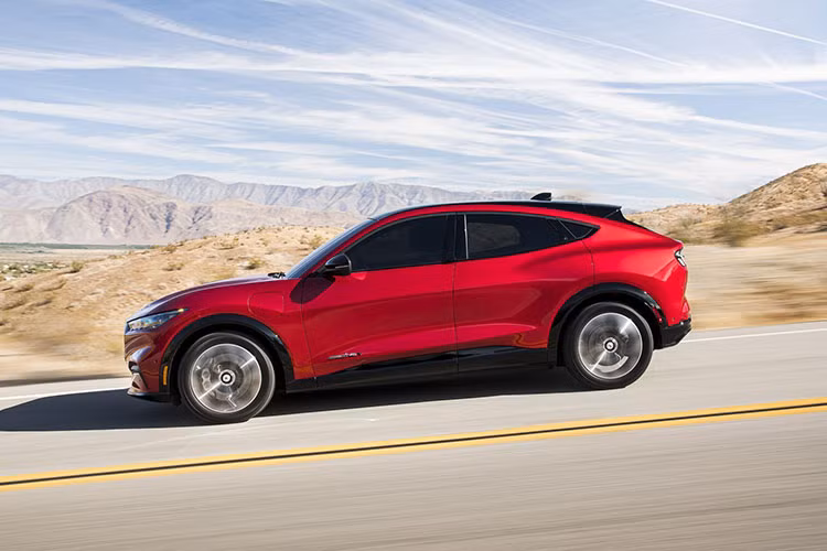 Tuy nhiên, CR vẫn gọi Model 3 là một "sự lựa chọn tuyệt vời", và thậm chí còn đề xuất nó cho người mua. CR nhấn mạnh rằng phạm vi hoạt động, mạng lưới trạm sạc "ấn tượng", và các tính năng công nghệ là những lý do khiến Model 3 tỏa sáng. Bên cạnh đó, Consumer Reports cũng lưu ý rằng Model 3 mang đến "trải nghiệm lái gần với một chiếc xe thể thao hiệu suất cao hơn là một chiếc sedan."