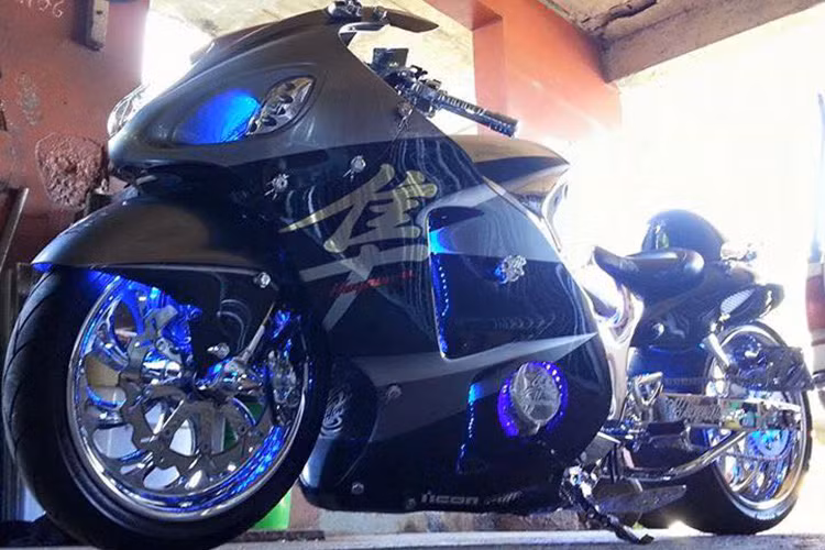 "Thần gió" Suzuki Hayabusa được trang bị hệ thống đánh lửa và phun xăng điện tử, đạt công suất 198 mã lực tại vòng tua máy 9.500 vòng/phút, mô-men xoắn 155 Nm tại vòng tua 7200 vòng/phút.