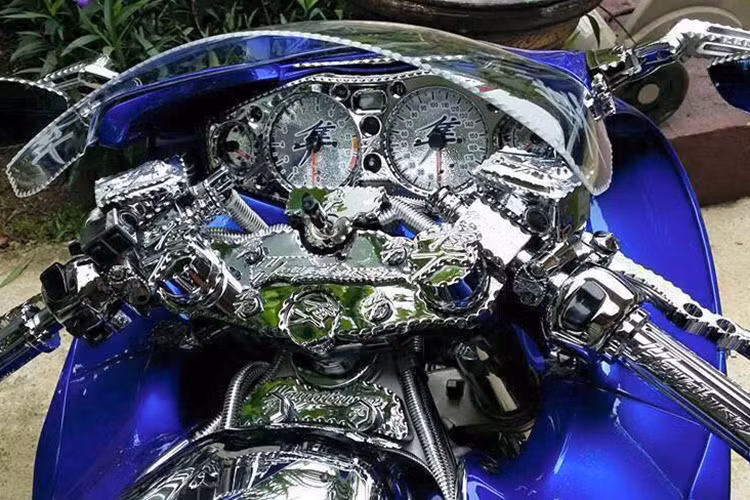 Trên bảng táp lô, bạn có thể cảm nhận được độ "khủng" của nó khi được độ như thế nào.