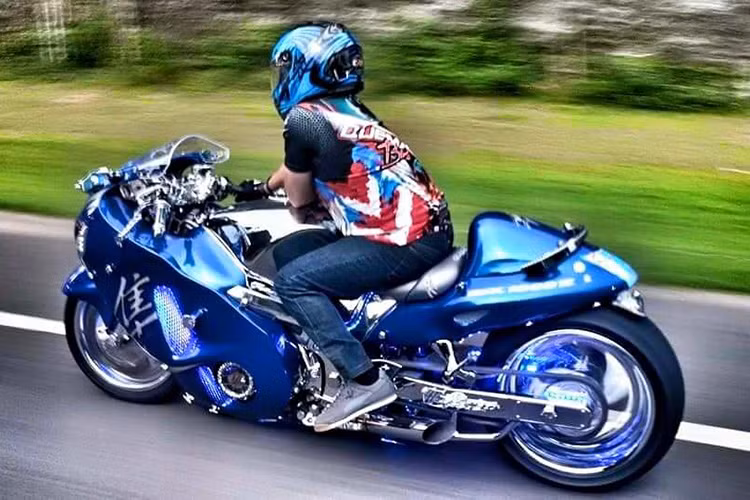 Nó có thể tăng tốc từ 0 lên 100 km/h trong vòng 2,8 giây và tốc độ tối đa 320 km/h. Những con số cực kỳ ấn tượng.