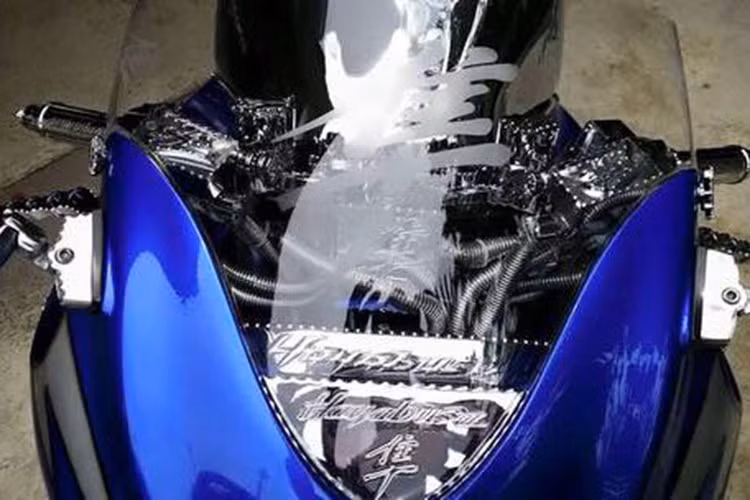 Các chi tiết mạ crom độc đáo ở phần đầu xe như; logo trên kính chắn gió, tay nắm, gương gù... cùng cả những chi tiết nhỏ nhất.